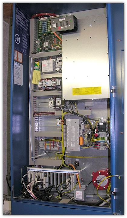 Unit centrale ACTIVA et Gnrateur arosol DSPA dans une armoire contrleur ascenseur